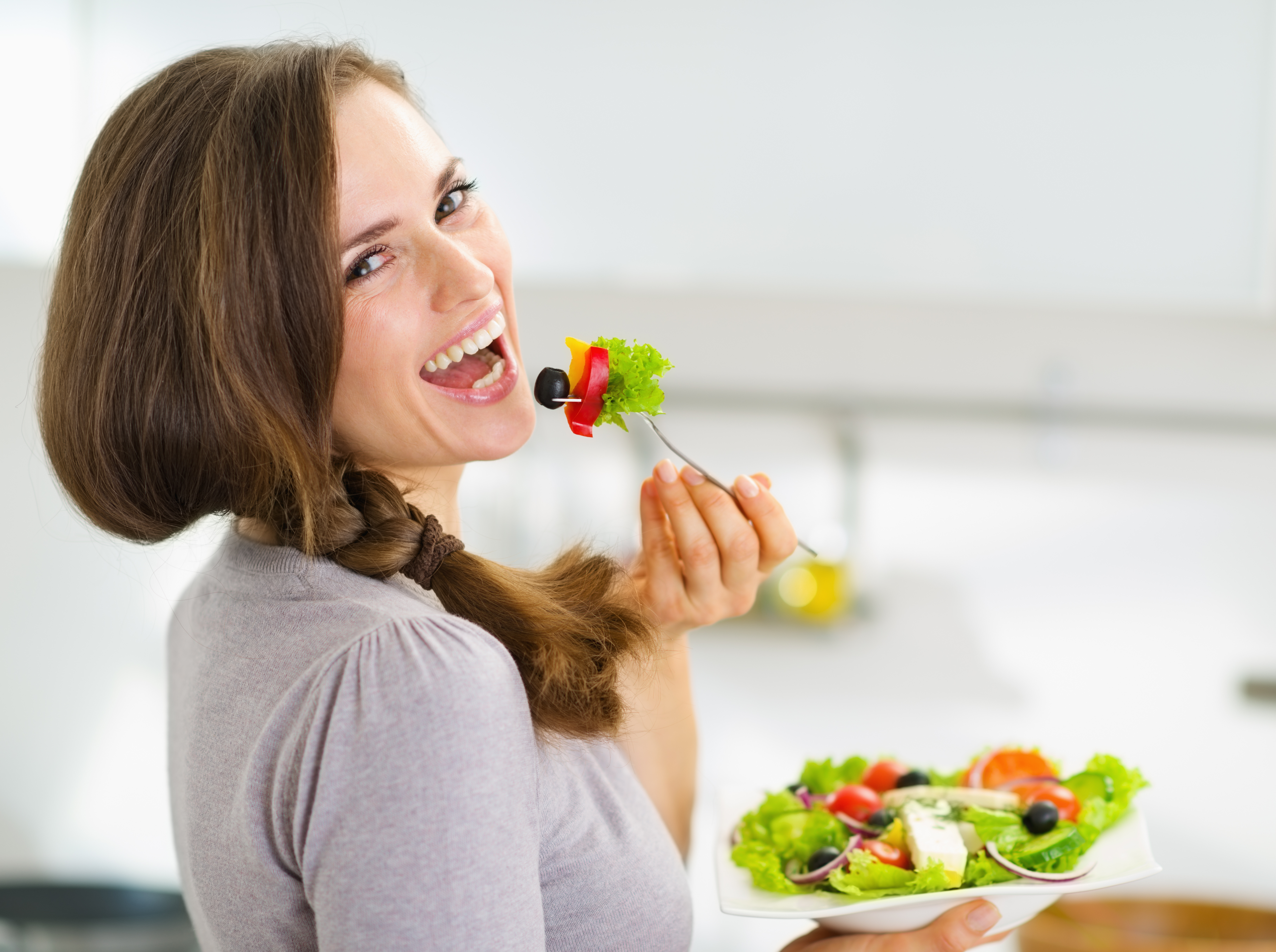 Аппетит рядом. Еда на женщине. Девушка ест салат. Здоровое питание женщина. Женщина ест.