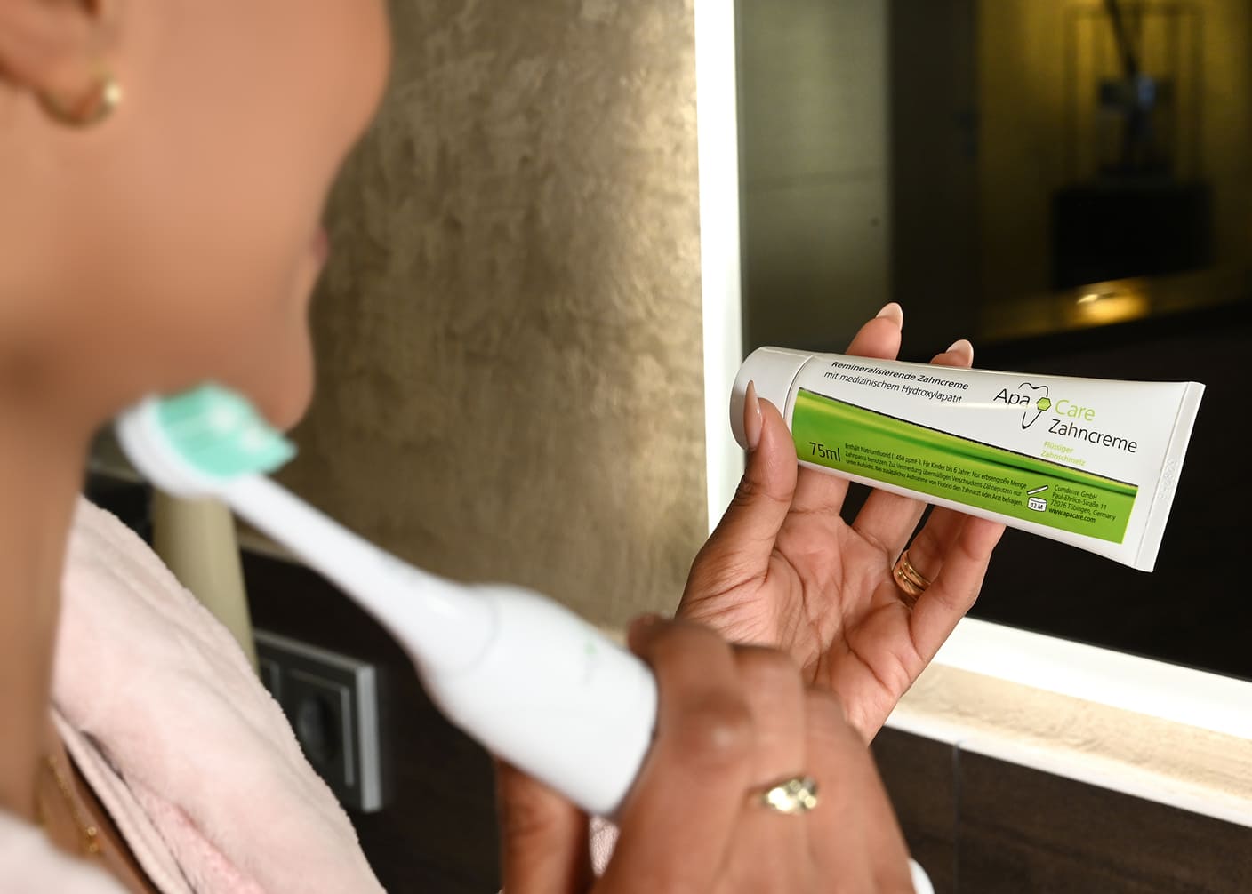 ApaCare Remineralisierende Zahncreme wird in den Händen gehalten